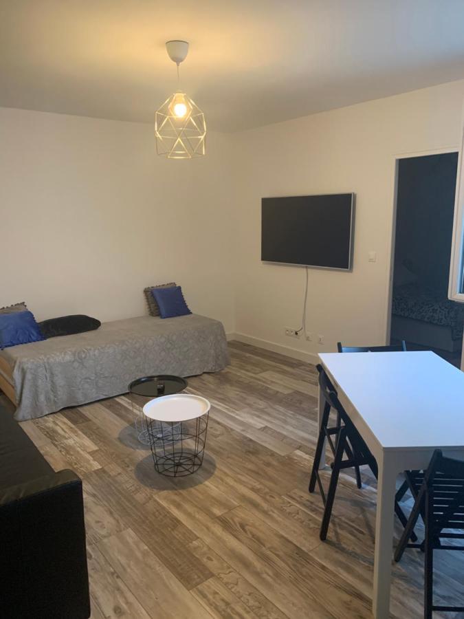 Centre: Beachside Steps From Port Apartment *