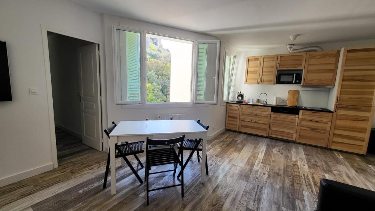 Apartment Centre: Beachside Steps From Port